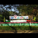 Auf dem Zaun vor einer Behörde